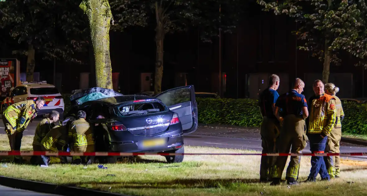 Auto boort zich tegen boom bij zware crash - Foto 1