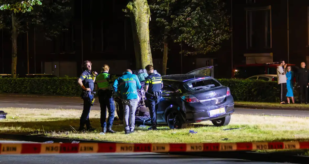 Auto boort zich tegen boom bij zware crash - Foto 2