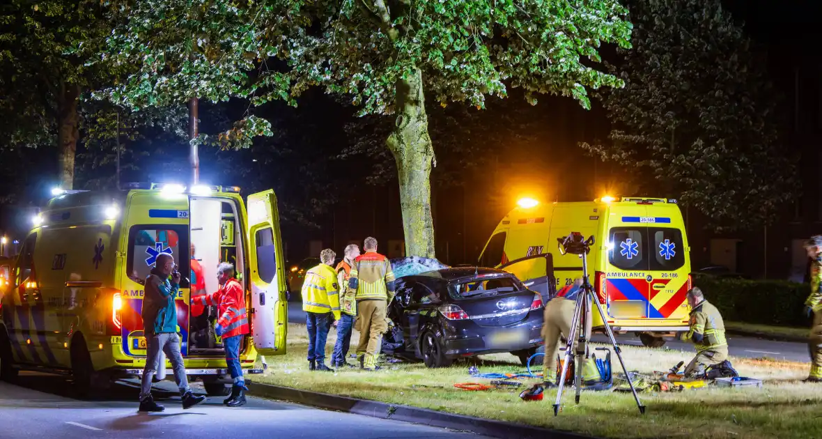 Auto boort zich tegen boom bij zware crash - Foto 3