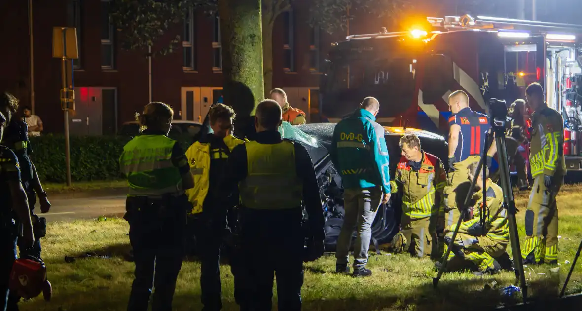 Auto boort zich tegen boom bij zware crash - Foto 4