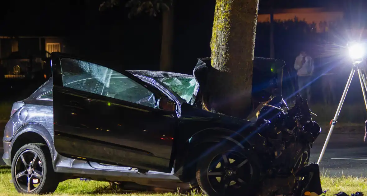 Auto boort zich tegen boom bij zware crash - Foto 5