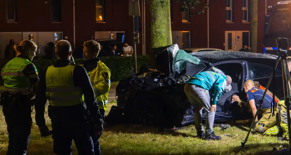 Auto boort zich tegen boom bij zware crash - Foto 6