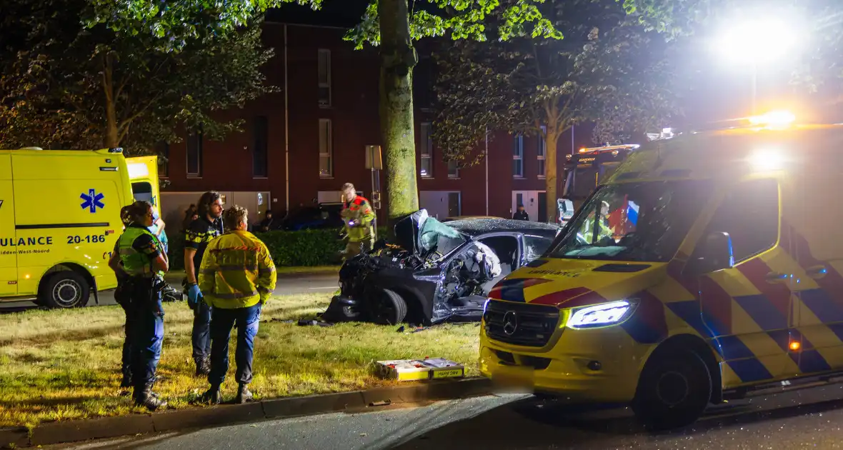 Auto boort zich tegen boom bij zware crash - Foto 7