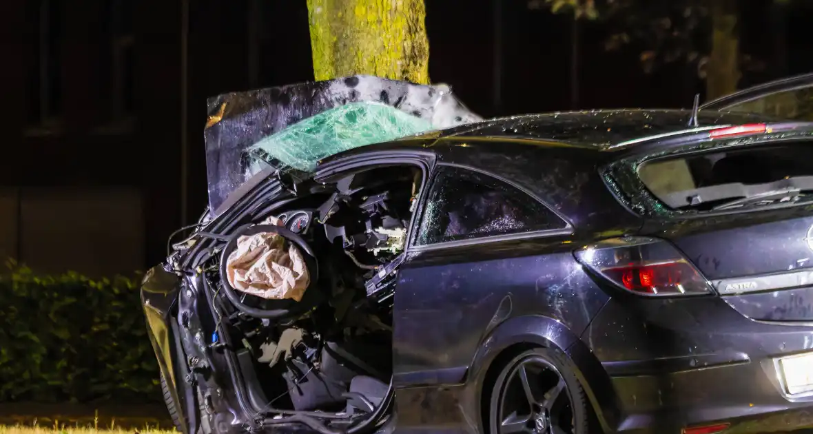 Auto boort zich tegen boom bij zware crash - Foto 8