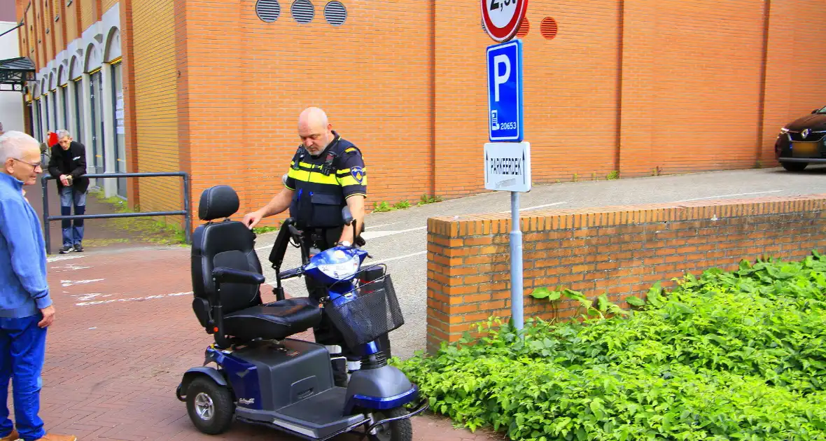 Bestuurder rijdt scootmobiel aan, merkt niks en rijdt door