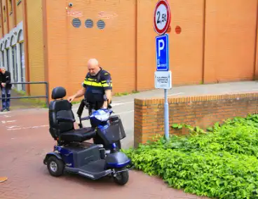 Bestuurder rijdt scootmobiel aan, merkt niks en rijdt door