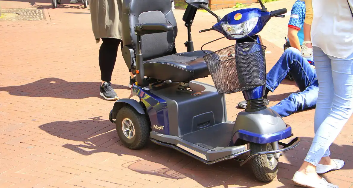 Bestuurder rijdt scootmobiel aan, merkt niks en rijdt door - Foto 3