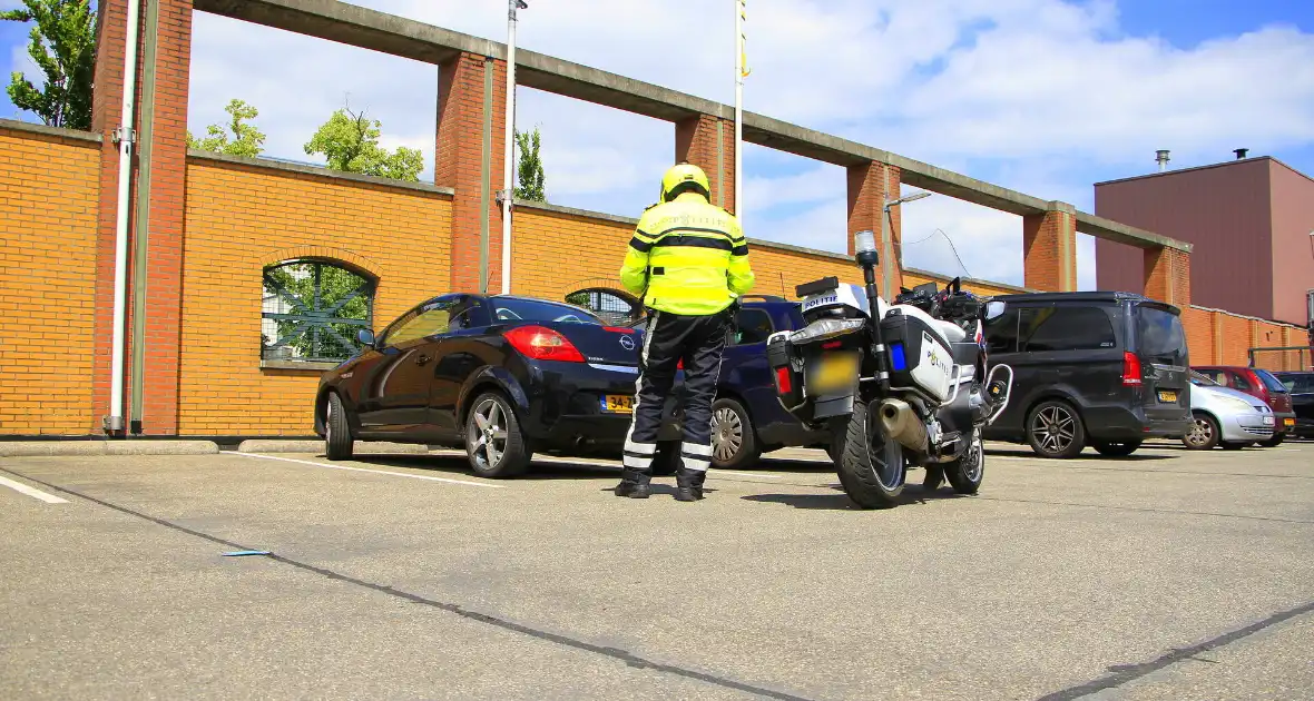 Bestuurder rijdt scootmobiel aan, merkt niks en rijdt door - Foto 7