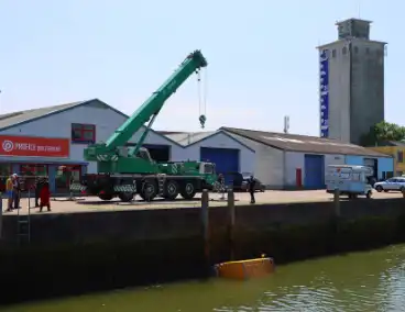Te water geraakte werkbus door kraan uit water gehaalt