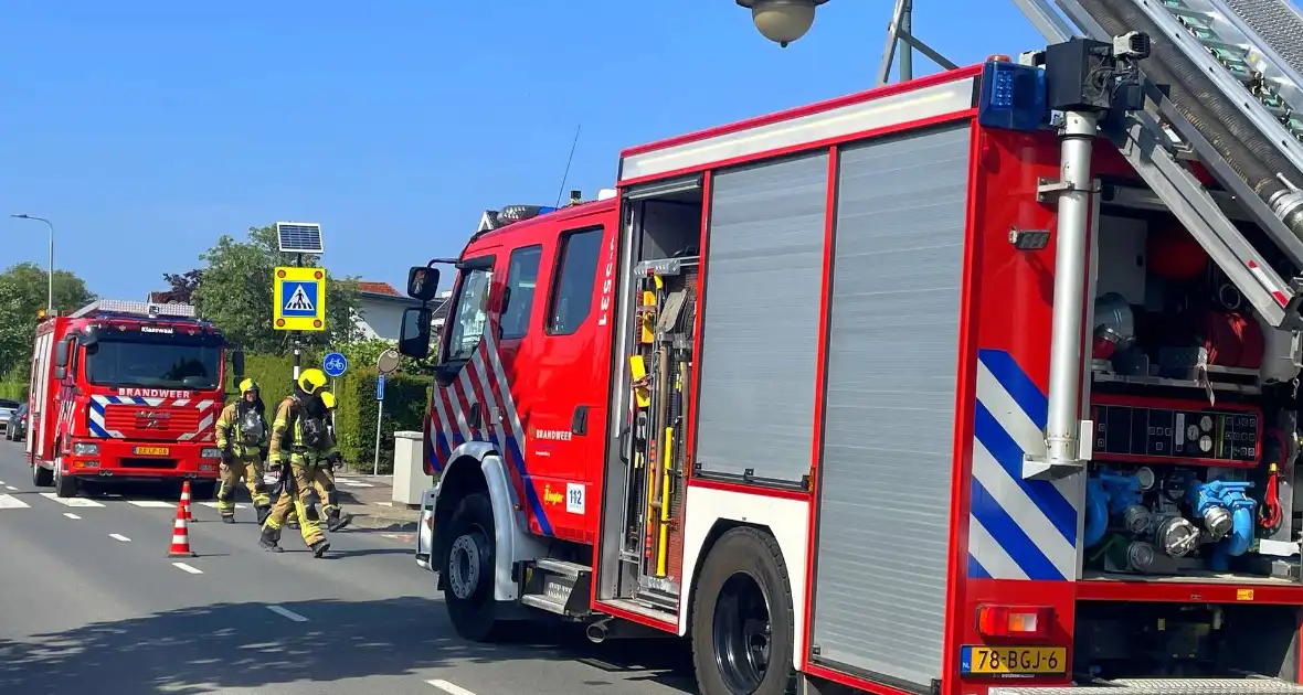 Brandweer ingezet voor brand achter een woning - Foto 1
