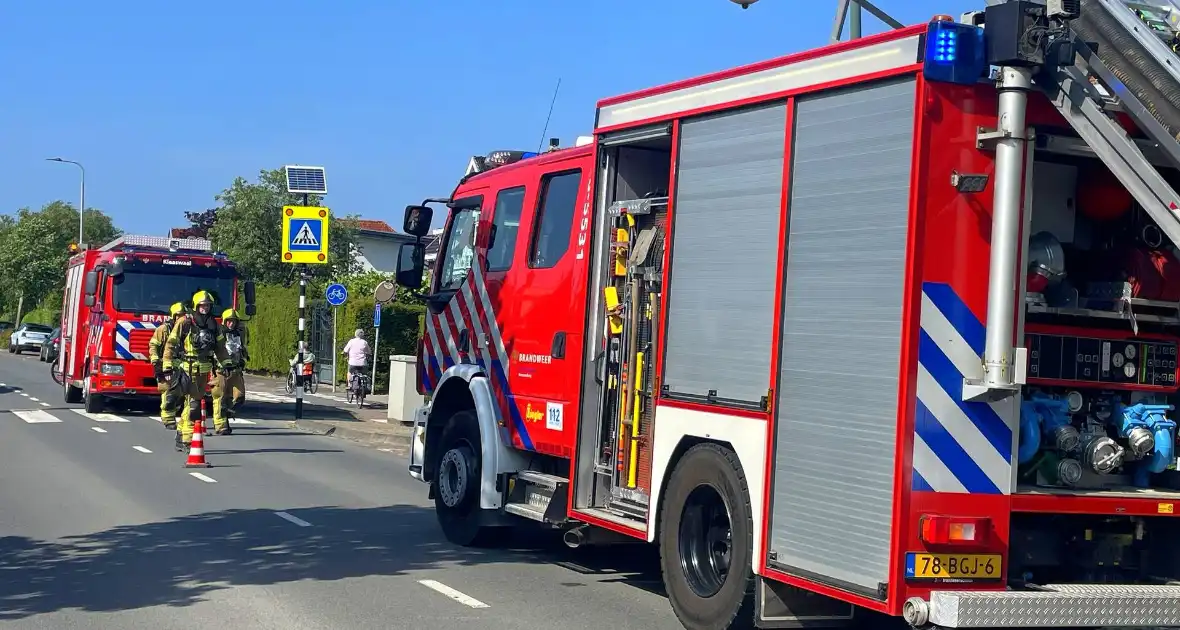 Brandweer ingezet voor brand achter een woning - Foto 5