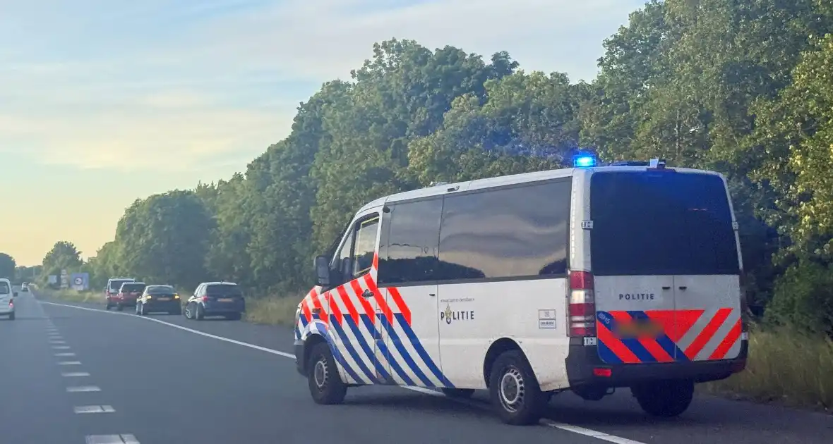 Voertuig belandt in water naast snelweg