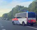 Voertuig belandt in water naast snelweg
