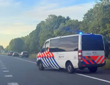 Voertuig belandt in water naast snelweg