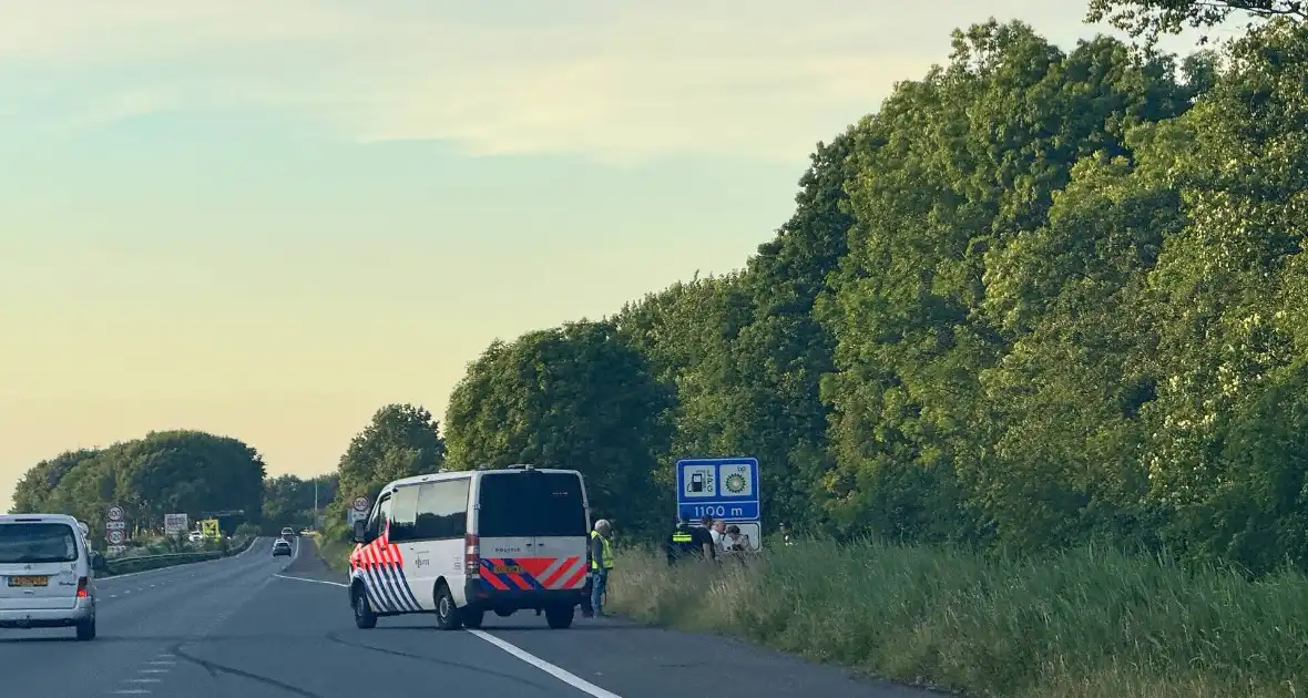 Voertuig belandt in water naast snelweg - Foto 1