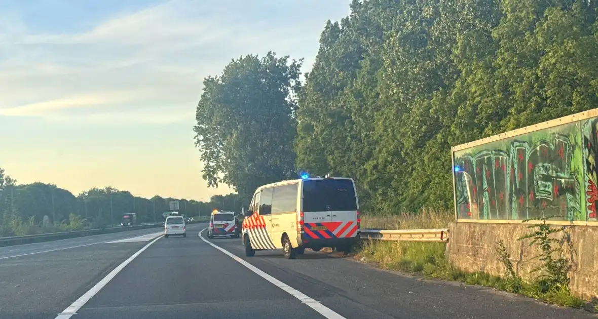 Voertuig belandt in water naast snelweg - Foto 2