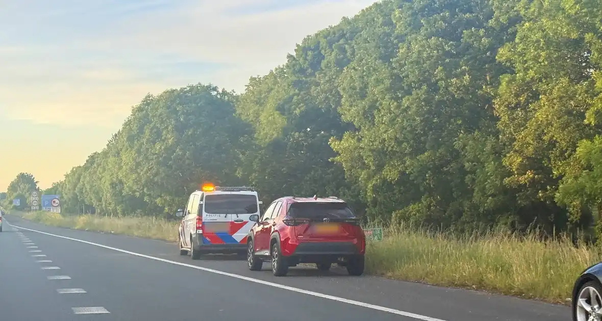 Voertuig belandt in water naast snelweg - Foto 3