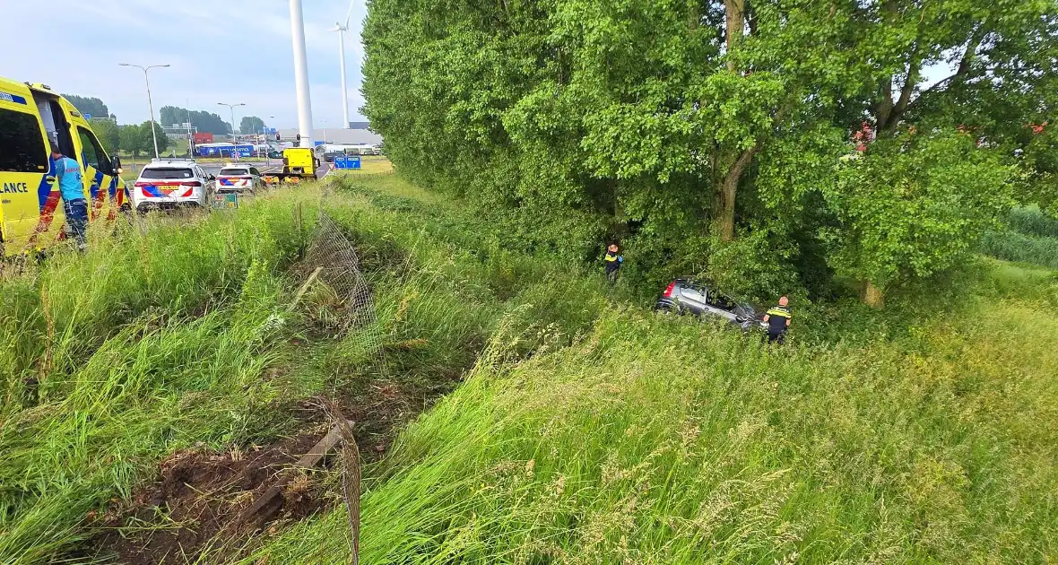 Auto rijdt van talud en belandt tegen boom