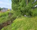 Auto rijdt van talud en belandt tegen boom