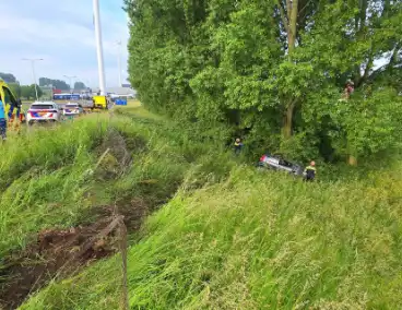 Auto rijdt van talud en belandt tegen boom