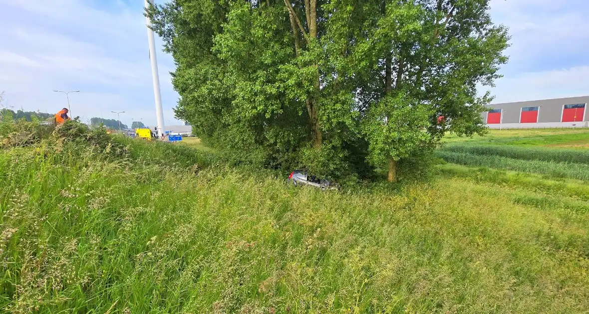 Auto rijdt van talud en belandt tegen boom - Foto 2