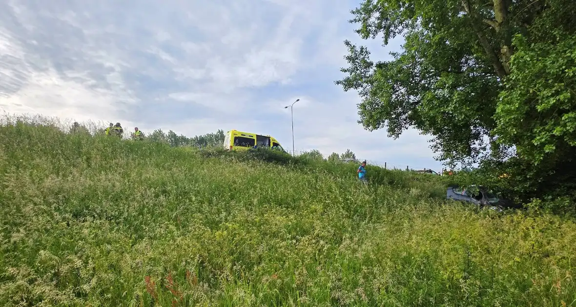 Auto rijdt van talud en belandt tegen boom - Foto 4