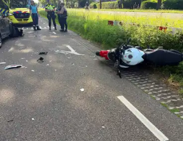 Motorrijder klapt op auto en raakte gewond m
