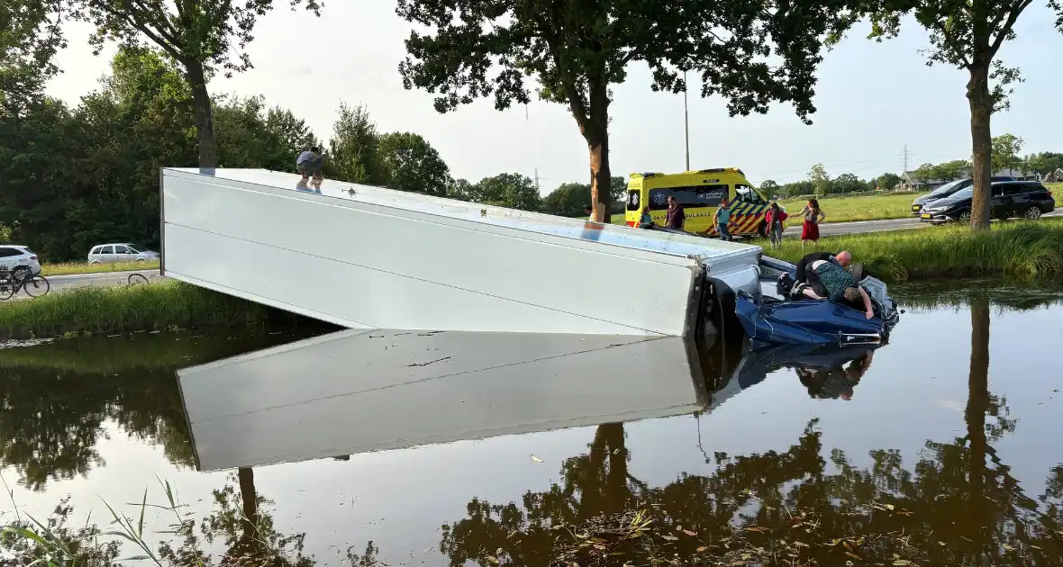 Vrachtwagen raakt van weg en verdwijnt in water