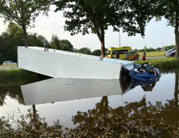 Vrachtwagen raakt van weg en verdwijnt in water