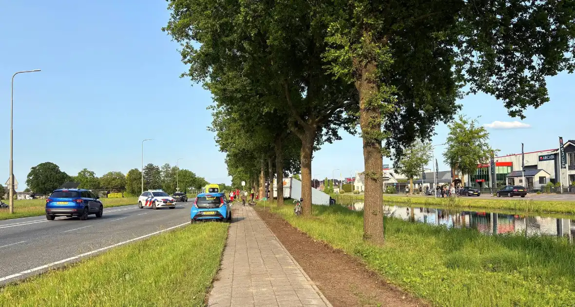 Vrachtwagen raakt van weg en verdwijnt in water - Foto 2