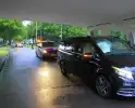 Bestelbus botst op weggedreven putdeksel