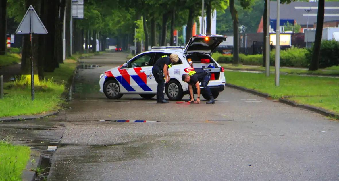 Bestelbus botst op weggedreven putdeksel - Foto 2