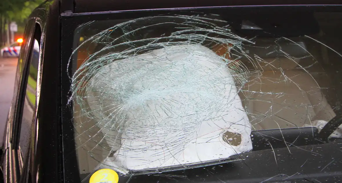 Bestelbus botst op weggedreven putdeksel - Foto 4