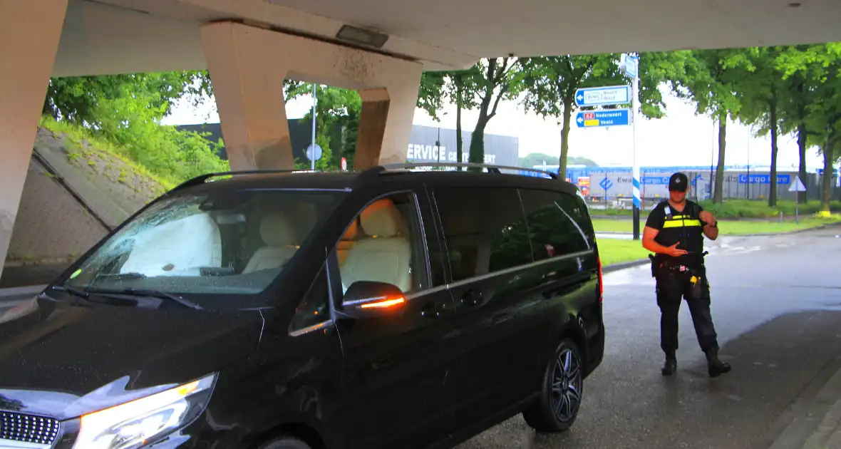 Bestelbus botst op weggedreven putdeksel - Foto 5
