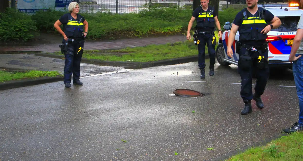 Bestelbus botst op weggedreven putdeksel - Foto 7