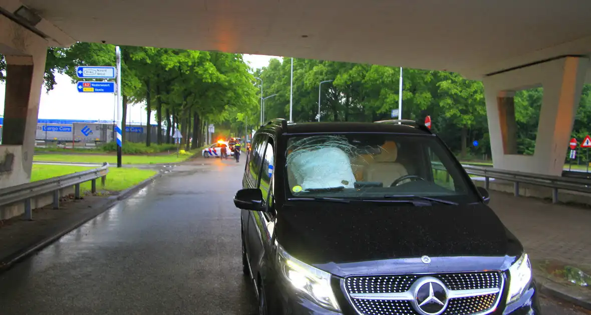 Bestelbus botst op weggedreven putdeksel - Foto 8