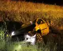 Auto belandt in sloot na het ontwijken van eend