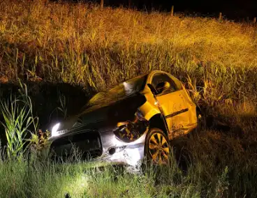 Auto belandt in sloot na het ontwijken van eend