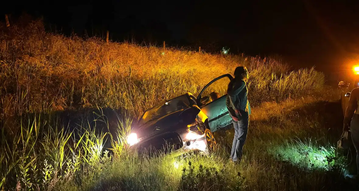 Auto belandt in sloot na het ontwijken van eend - Foto 1