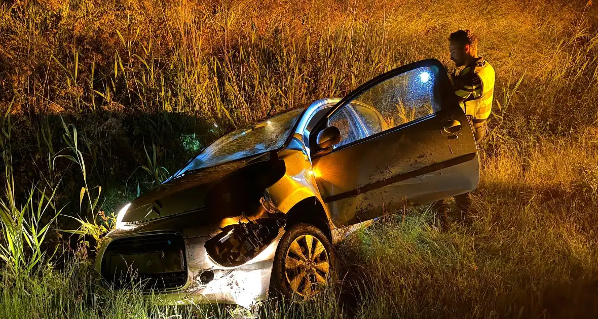 Auto belandt in sloot na het ontwijken van eend - Foto 5