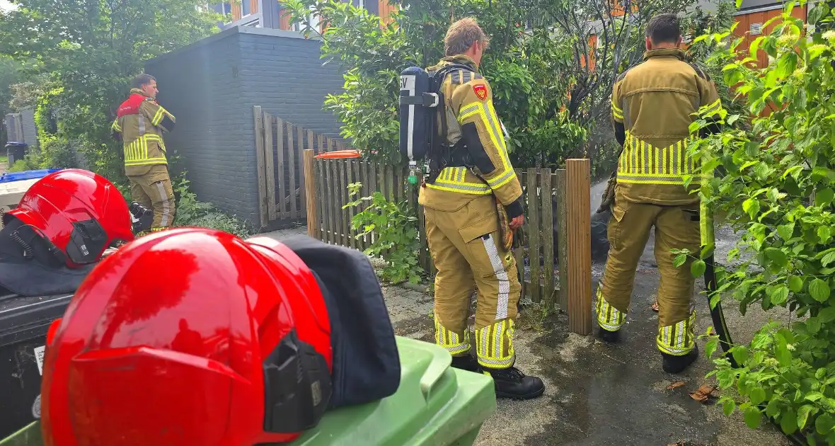 Bandweer ingezet voor brandende kliko in voortuin