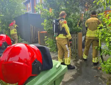 Bandweer ingezet voor brandende kliko in voortuin