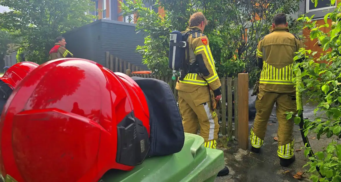 Bandweer ingezet voor brandende kliko in voortuin - Foto 1