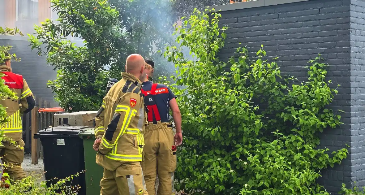 Bandweer ingezet voor brandende kliko in voortuin - Foto 2