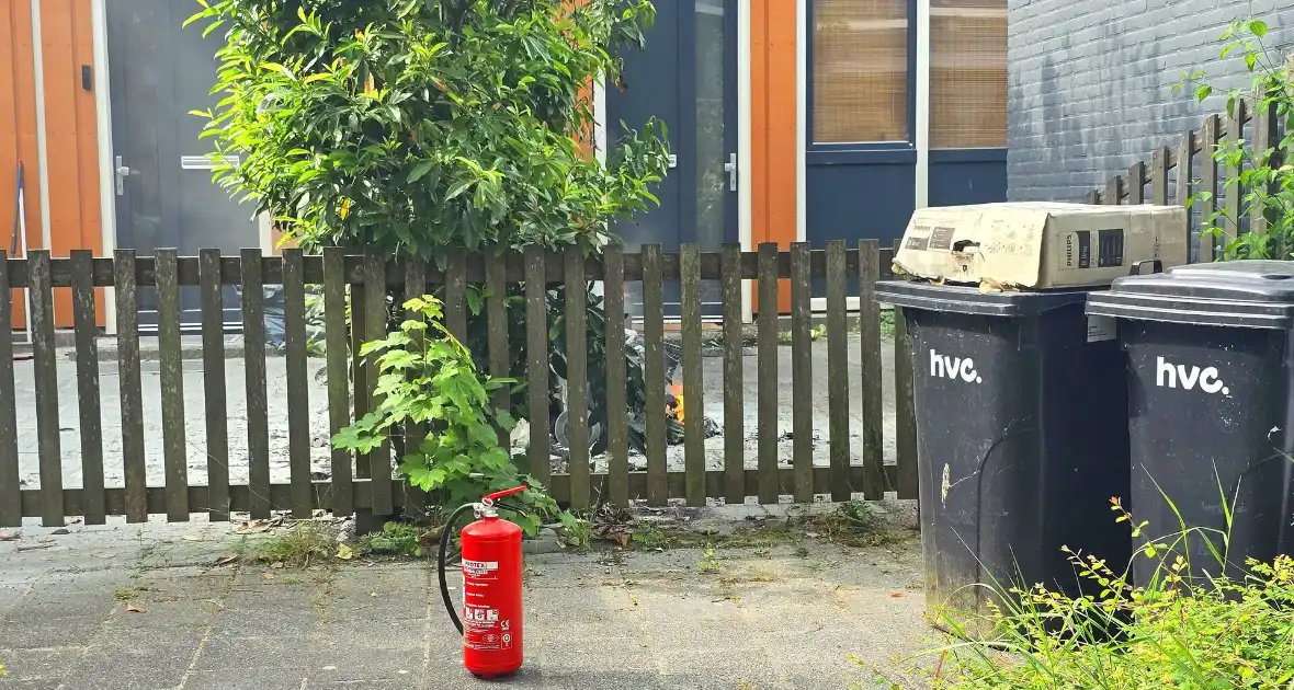Bandweer ingezet voor brandende kliko in voortuin - Foto 3