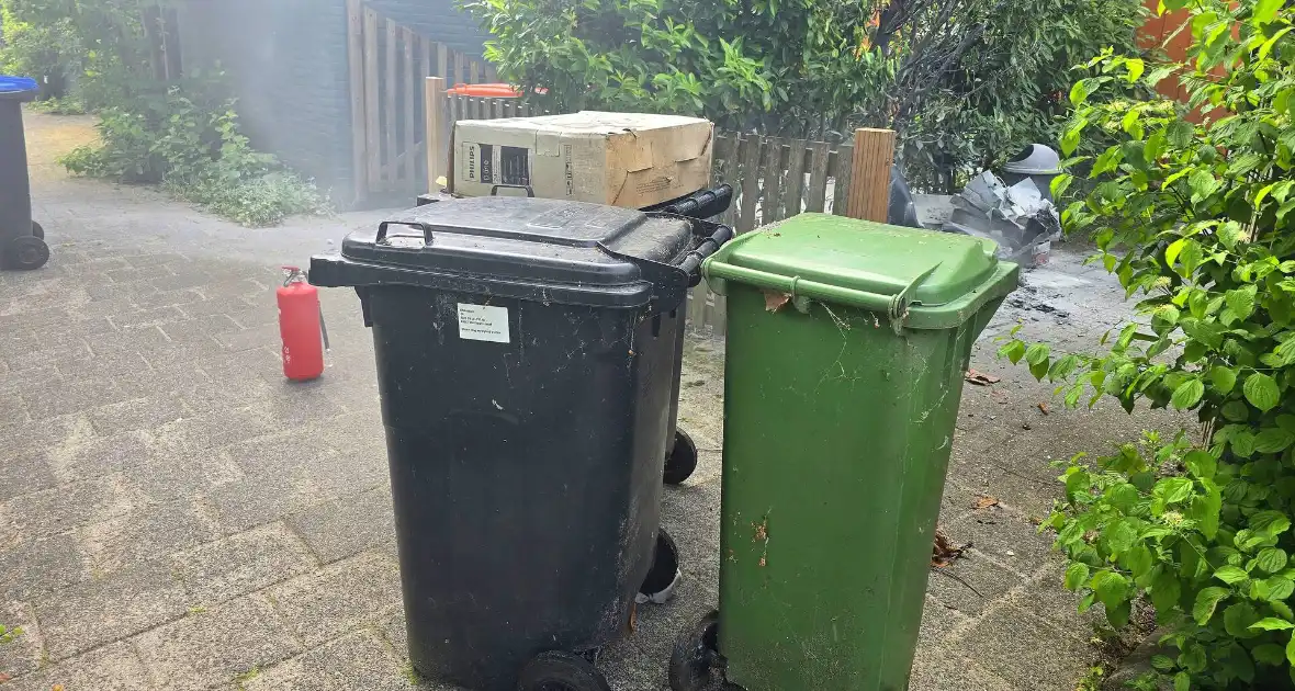 Bandweer ingezet voor brandende kliko in voortuin - Foto 4