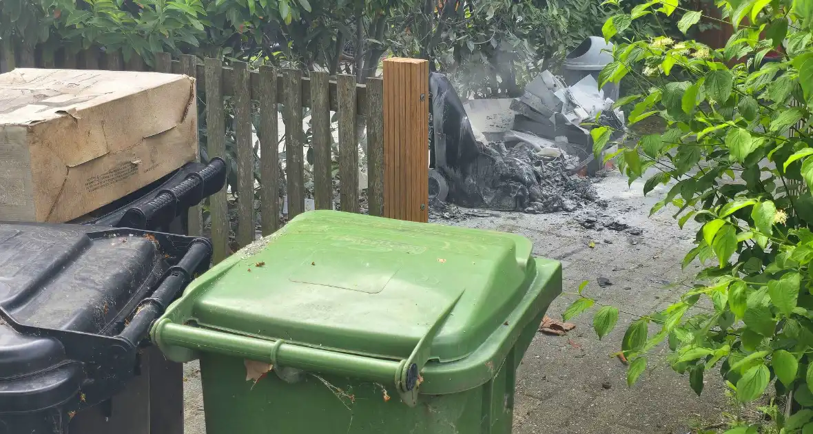 Bandweer ingezet voor brandende kliko in voortuin - Foto 5