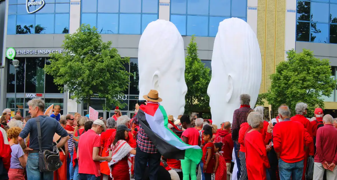 Veel deelnemers aan demonstratie en tegen demonstratie