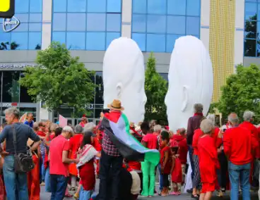Veel deelnemers aan demonstratie en tegen demonstratie