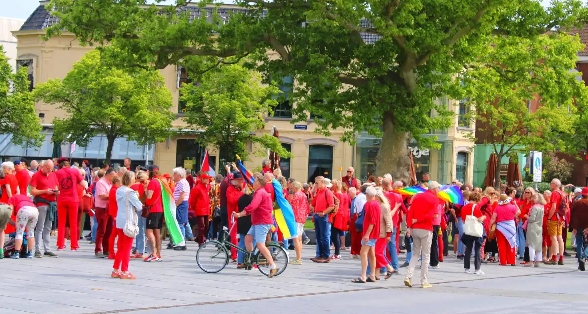 Veel deelnemers aan demonstratie en tegen demonstratie - Foto 2